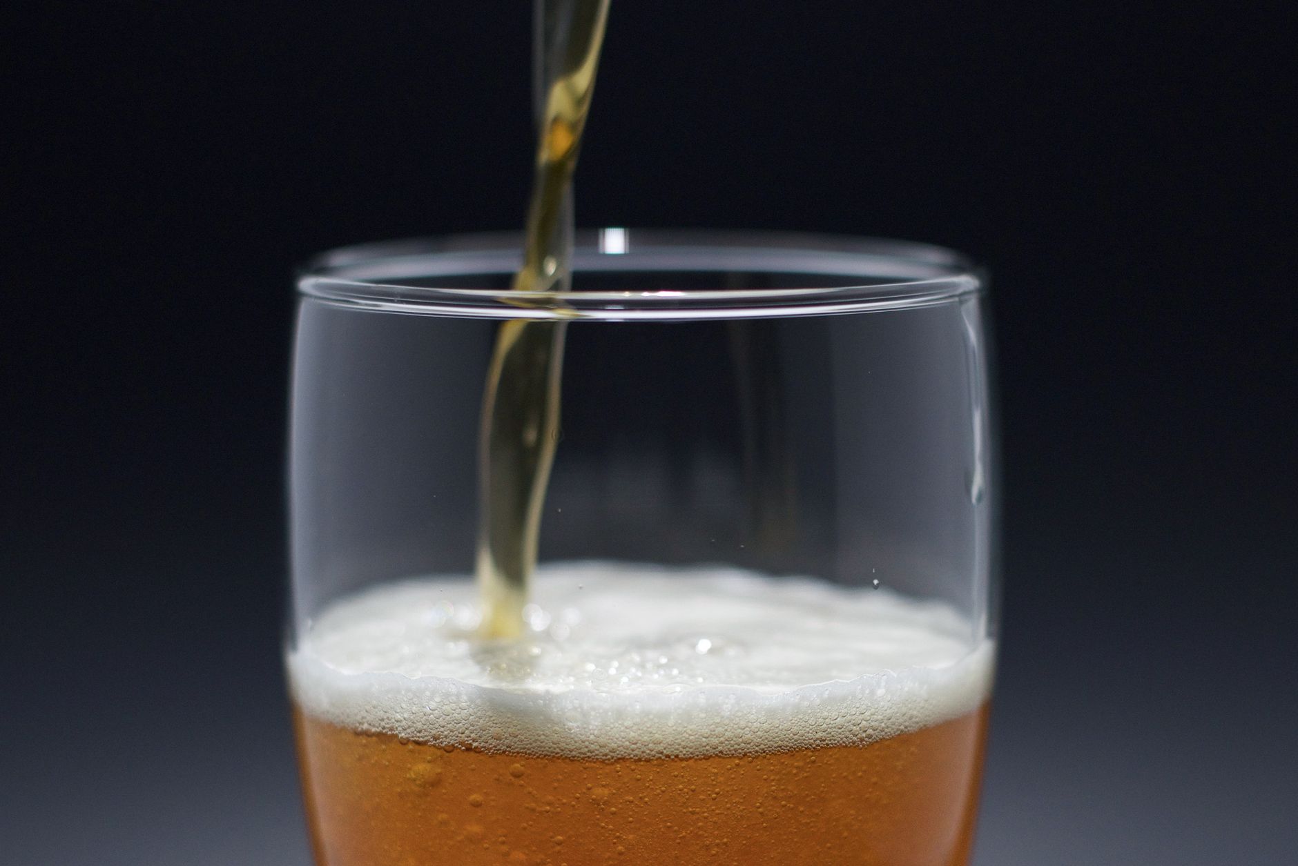 Frisch gezapftes Craft-IPA mit cremiger Schaumkrone in einem Glas