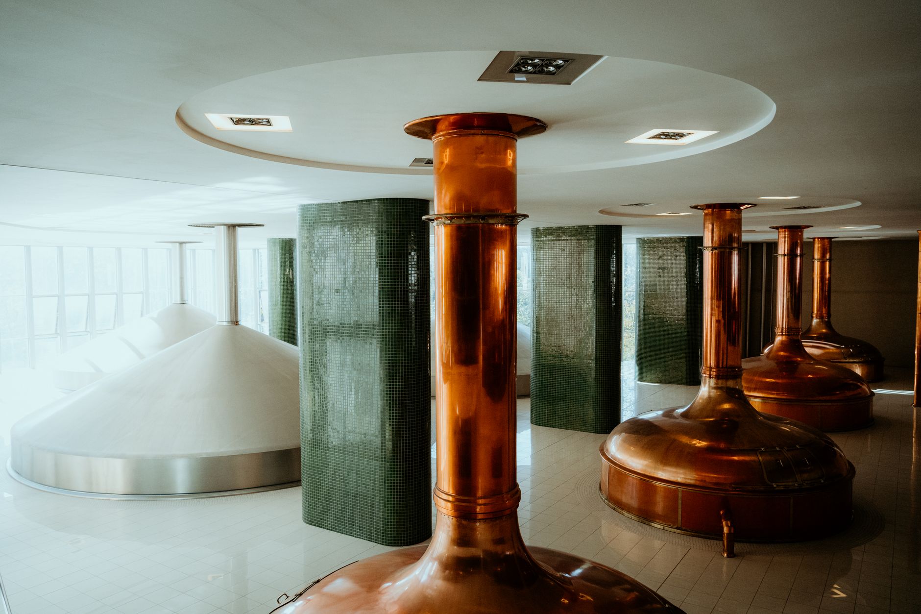 Blick in die Brauerei mit kupfernen Gärtanks